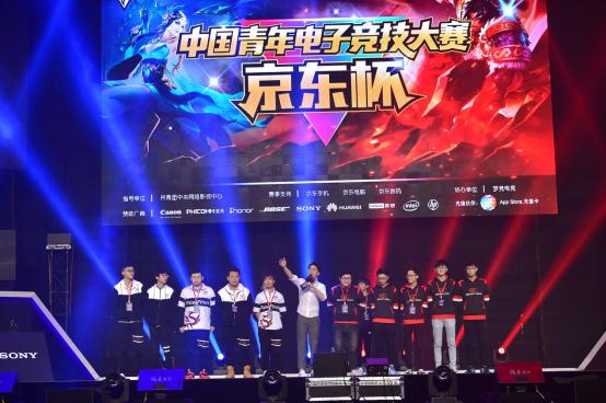 Meiko 加入 Weibo Gaming ， Tian 加入 LNG Esports ， CRISP GALA JIEJIE 加入 Invictus Gaming 。