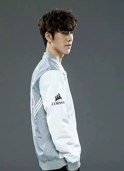 外媒评选各位置上的年度最佳阵容：EDG中野无缘